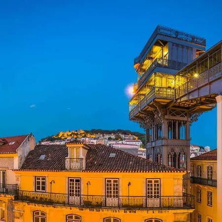 Chiado With View To The Castle Lissabon
